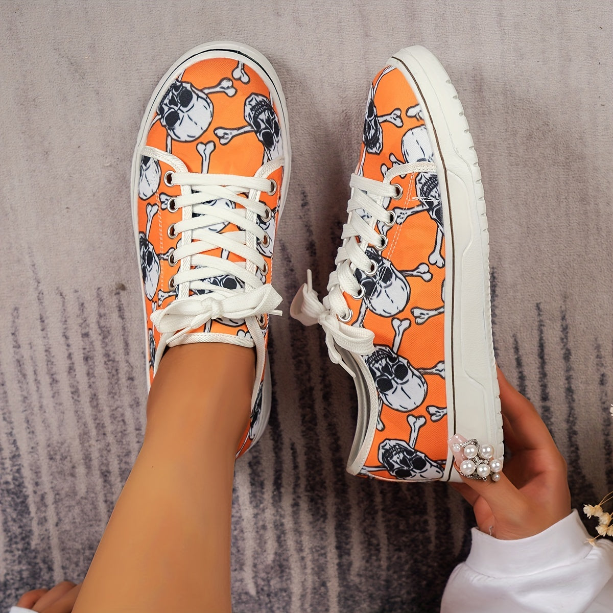 Orange Canvas Sneakers mit Totenkopfprint - Ronna