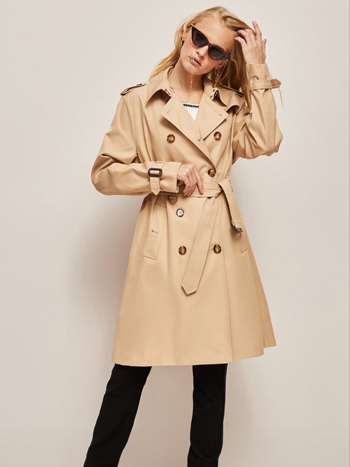 Zeitlose Eleganz – Klassischer Trenchcoat mit Gürtel