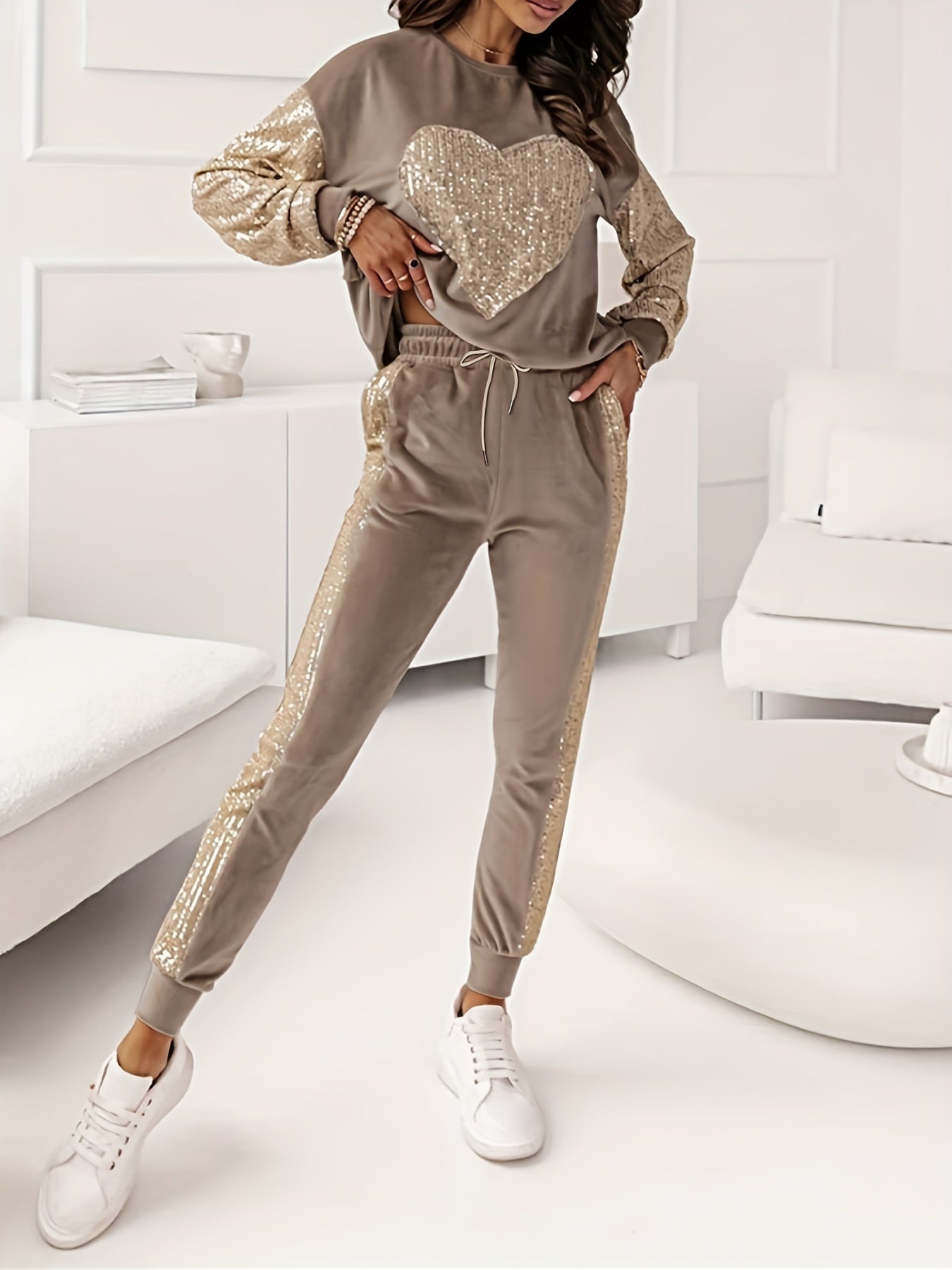 Stylisches Set aus Jogginghose und Pullover für Frauen