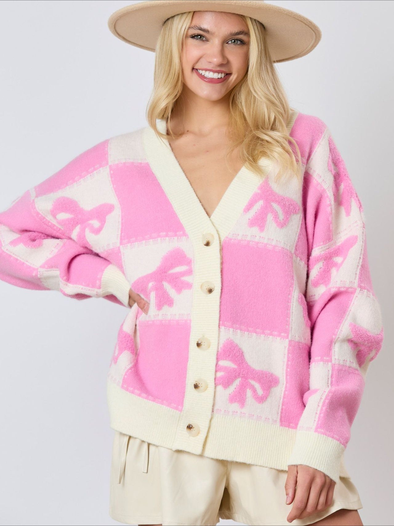 Verspielter Damen Cardigan mit Palmenmotiv für Frühlingsausflüge