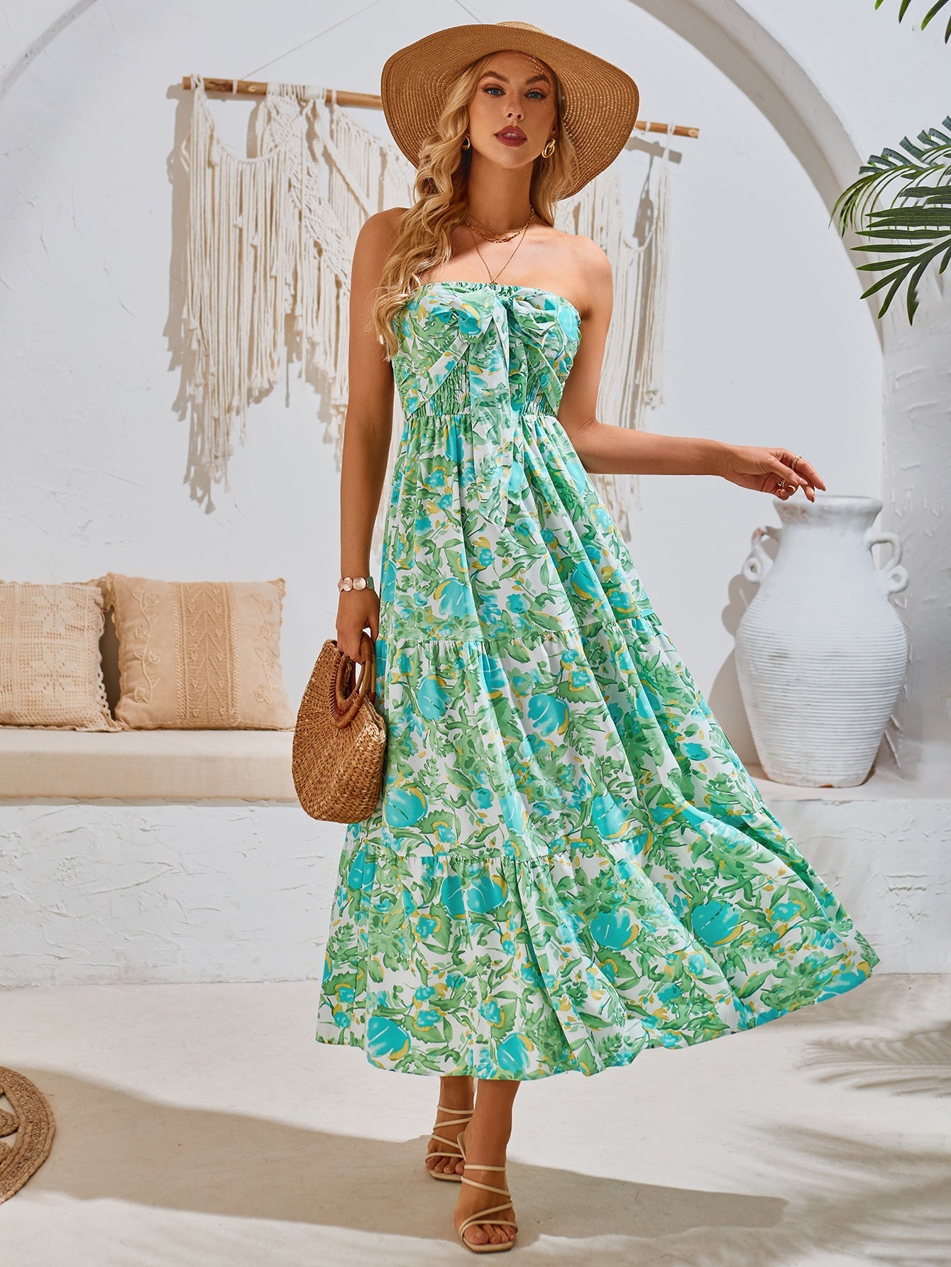 Sommerliches Neckholder-Maxikleid mit Blumenmuster