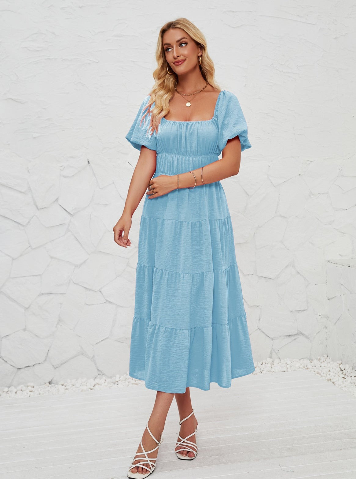 Elegantes schulterfreies Lagenkleid für den Sommer