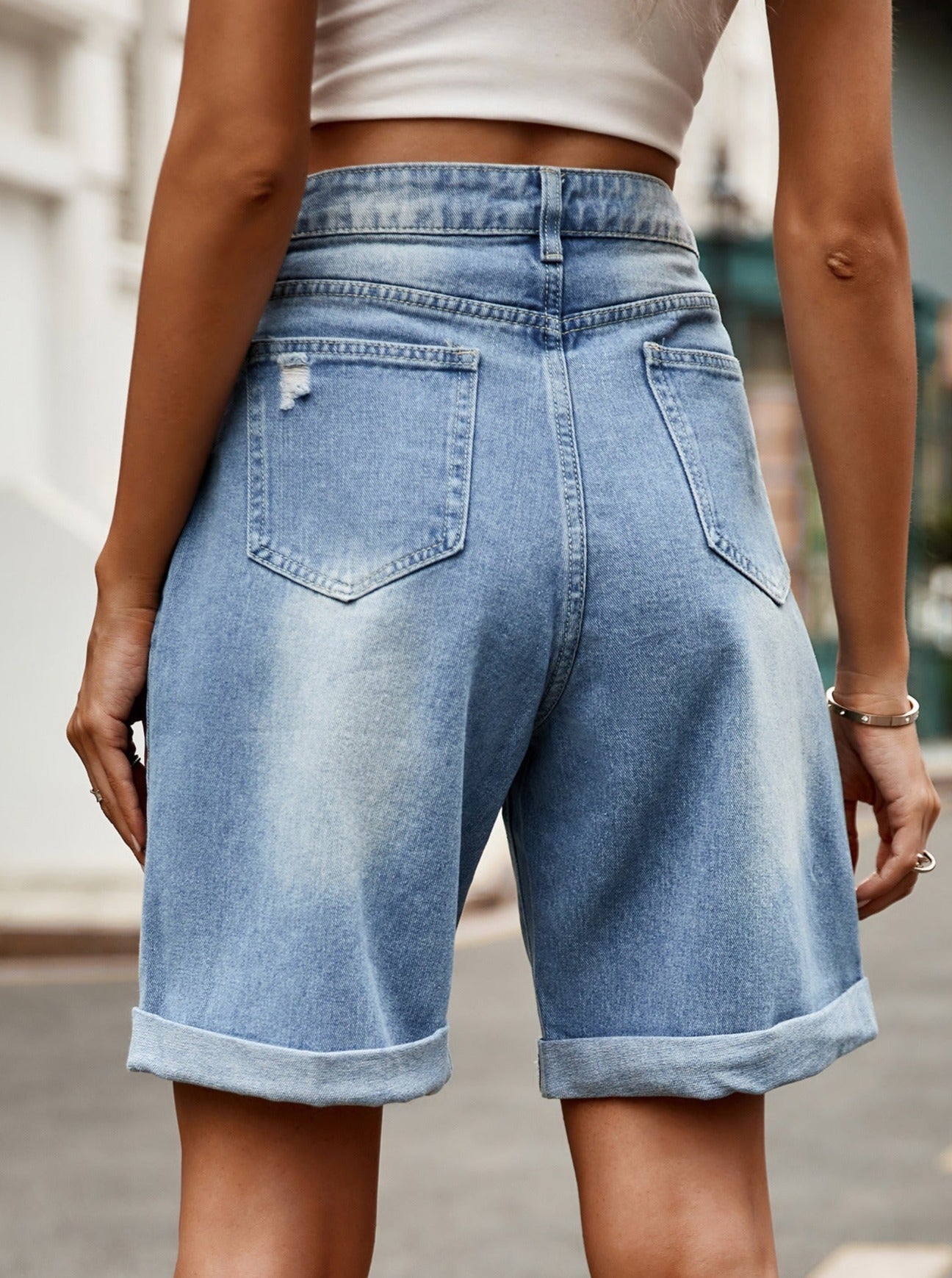 Klassische Distressed-Jeansshorts mit Knöpfen