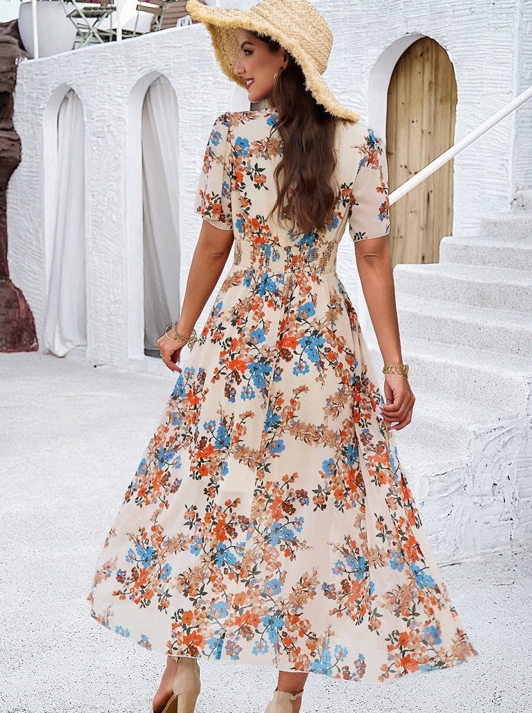 Khakifarbenes, gesmoktes, florales Kurzarmkleid mit V-Ausschnitt