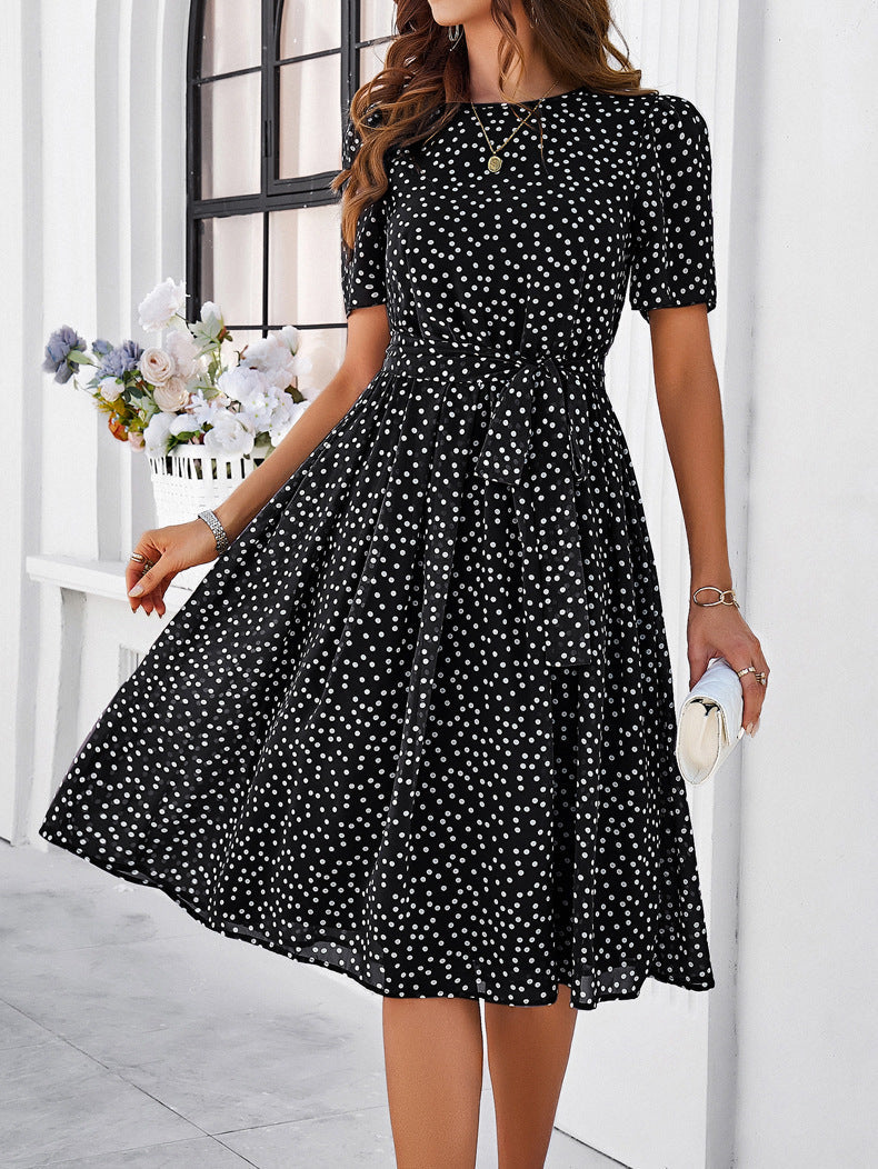 Elegantes schwarzes Chiffon-Midikleid mit Polka Dots und kurzen Ärmeln