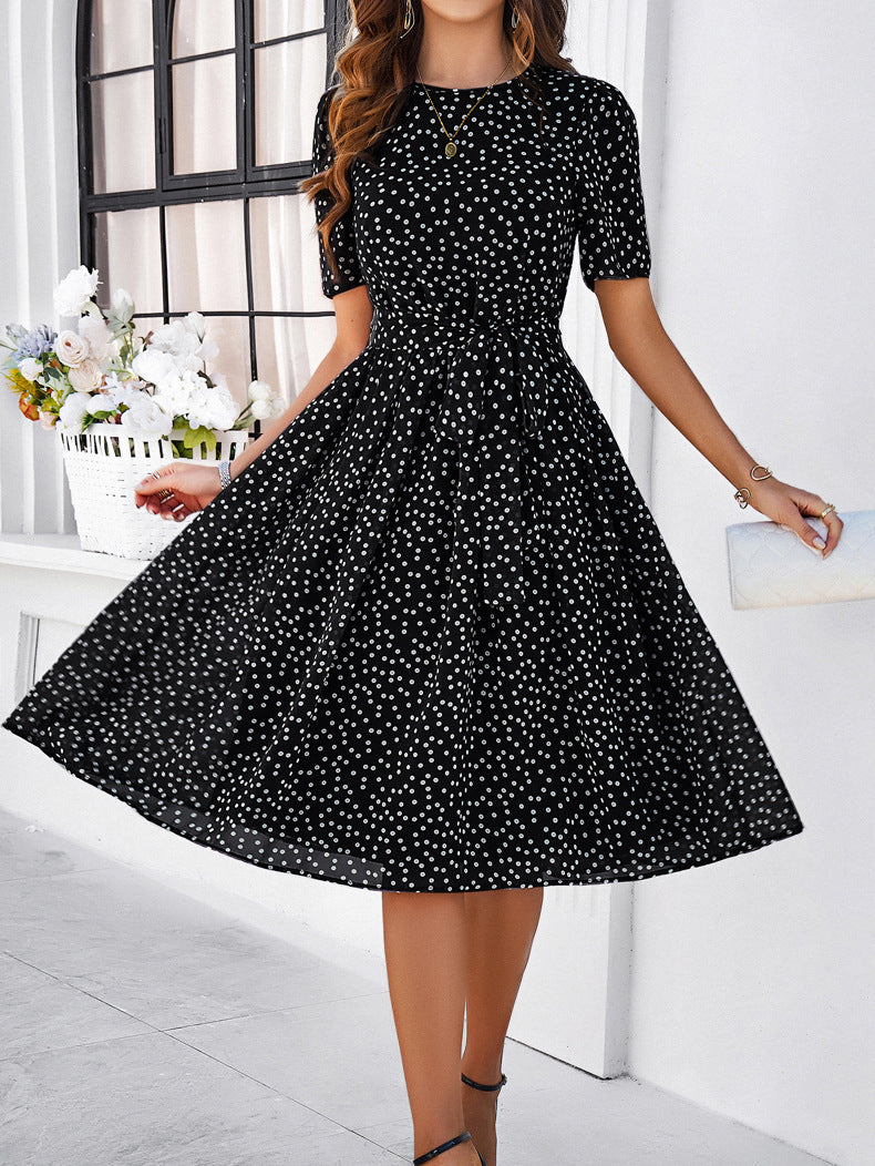 Elegantes schwarzes Chiffon-Midikleid mit Polka Dots und kurzen Ärmeln