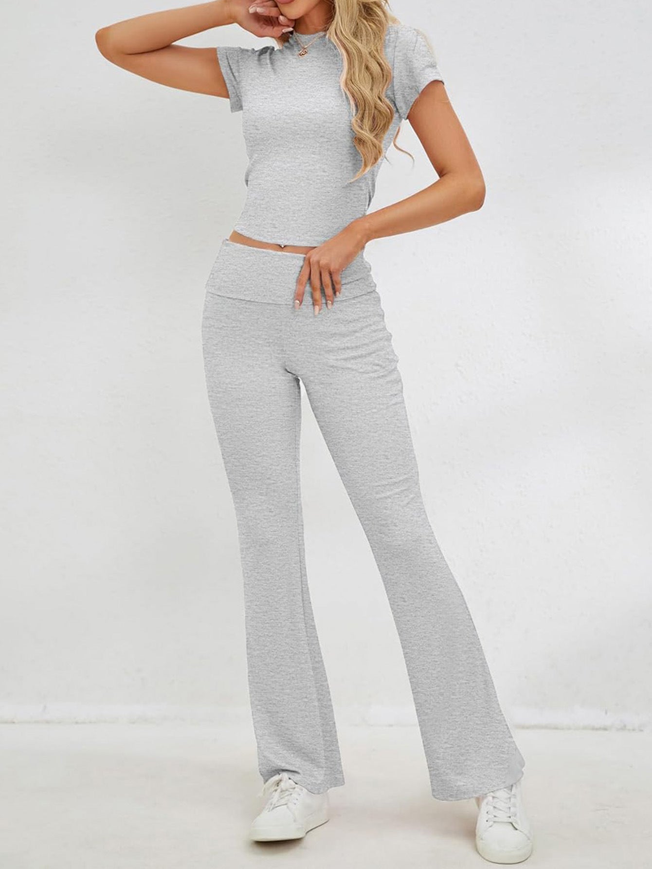 Schickes Slim Fit Set: Kurzarm Graues Crop Top und Hose