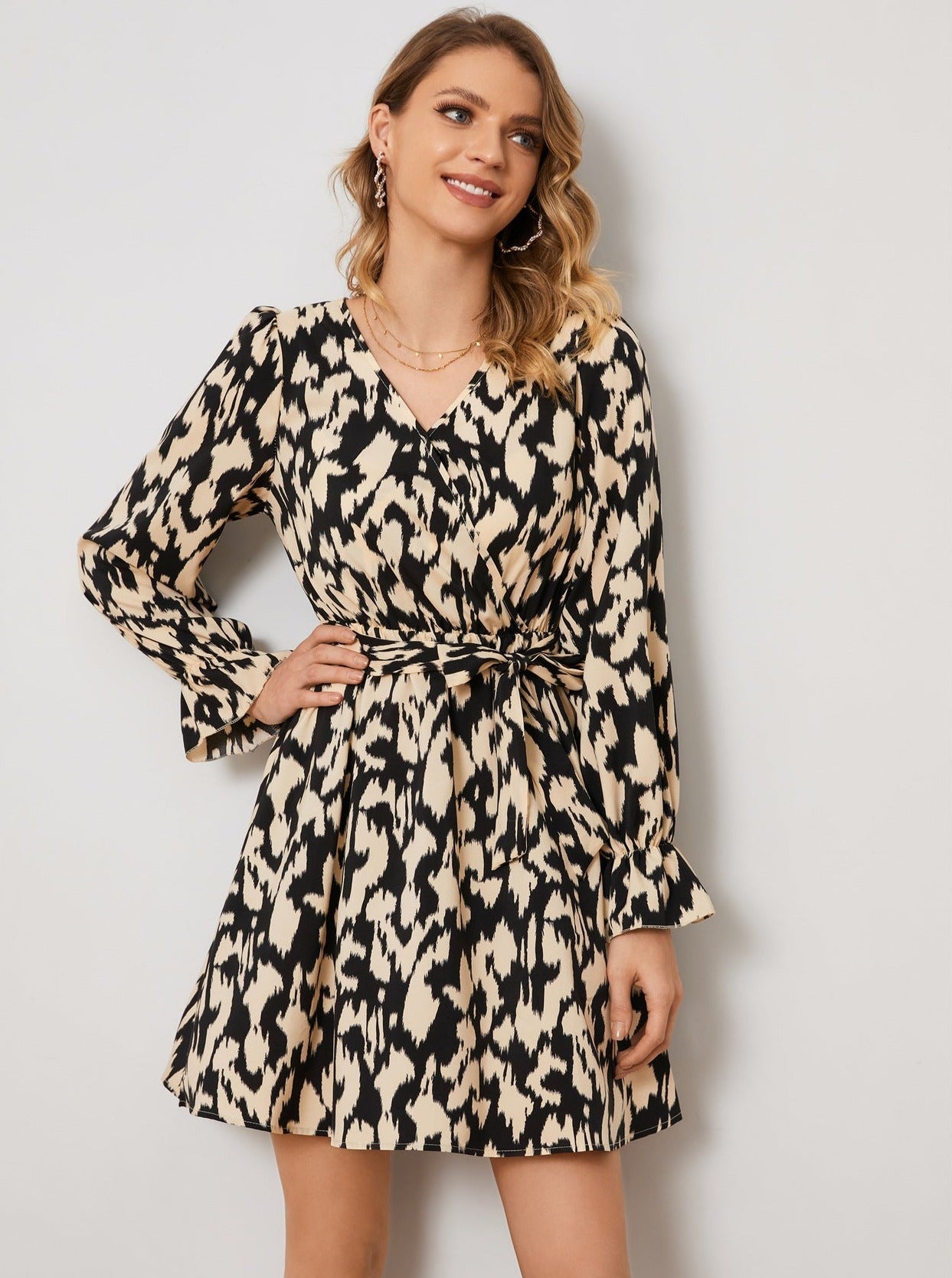 Kleid mit Animalprint, V-Ausschnitt, langen Ärmeln und Bindegürtel