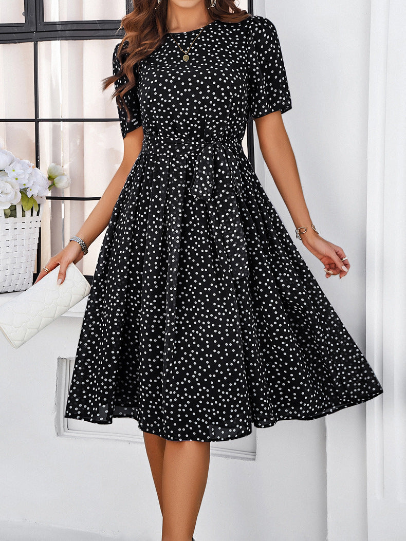 Elegantes schwarzes Chiffon-Midikleid mit Polka Dots und kurzen Ärmeln