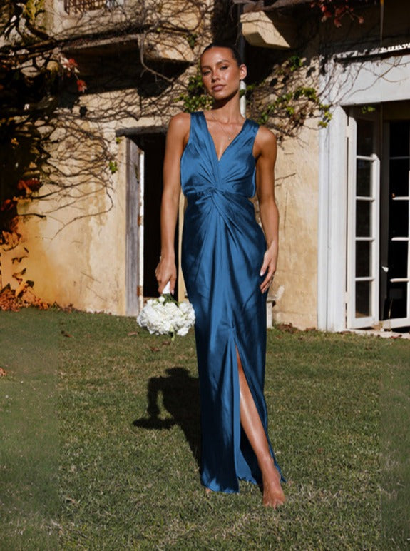 Elegantes Kleid aus Satin mit V-Ausschnitt und Twist-Ausschnitt, ärmellos