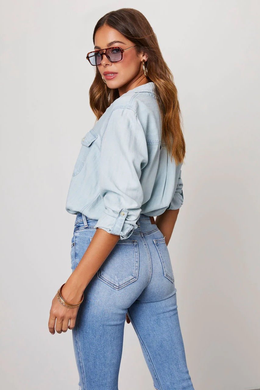 Hellblaue Jeansbluse mit langen Ärmeln und Kragen