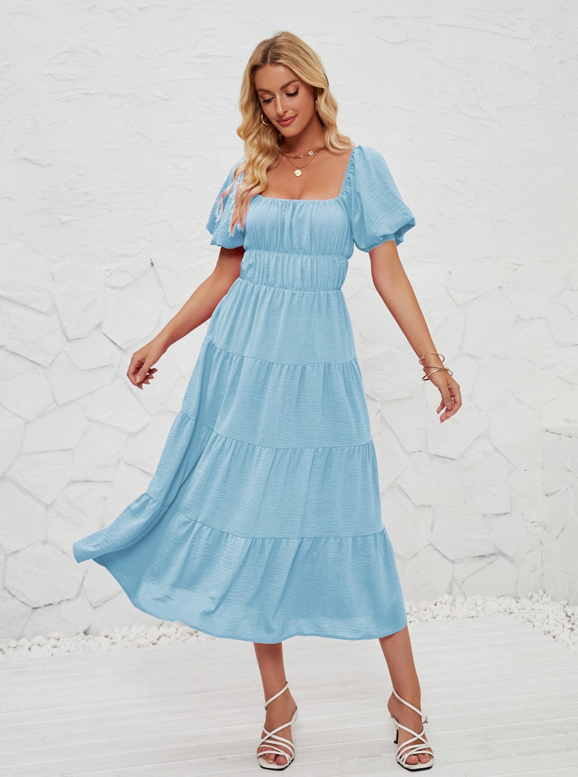 Elegantes schulterfreies Lagenkleid für den Sommer