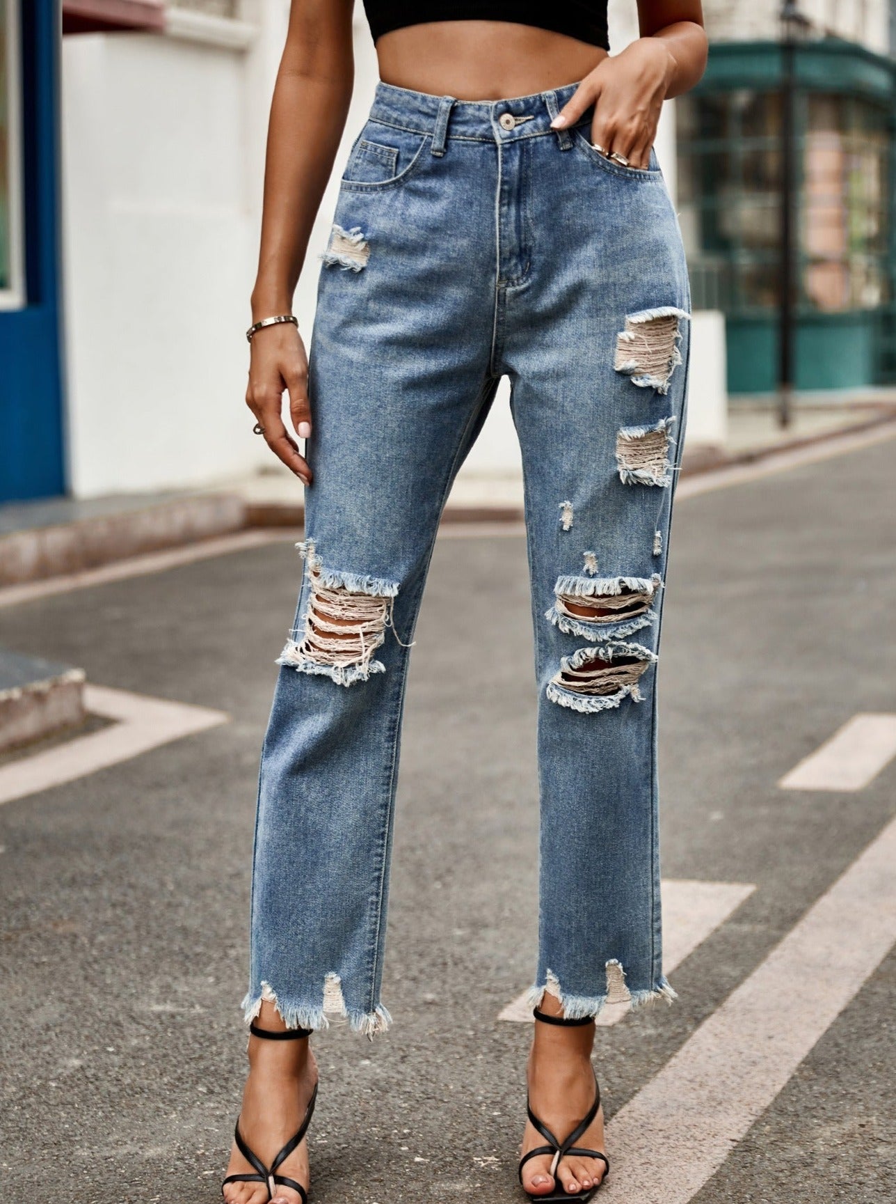 Zerrissene Flare-Denim-Jeans mit hoher Taille und Knöpfen