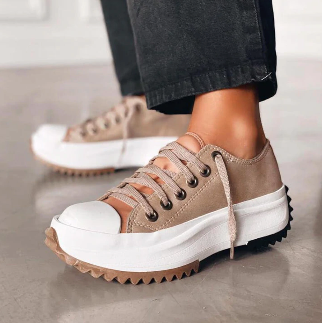 Plateausneaker Mit Modernen Details Für Frauen