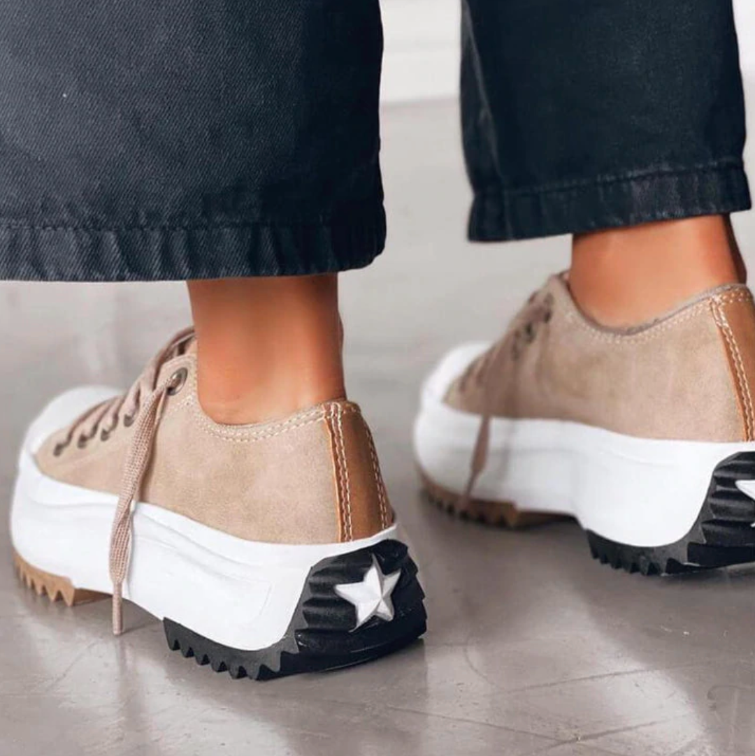 Plateausneaker Mit Modernen Details Für Frauen