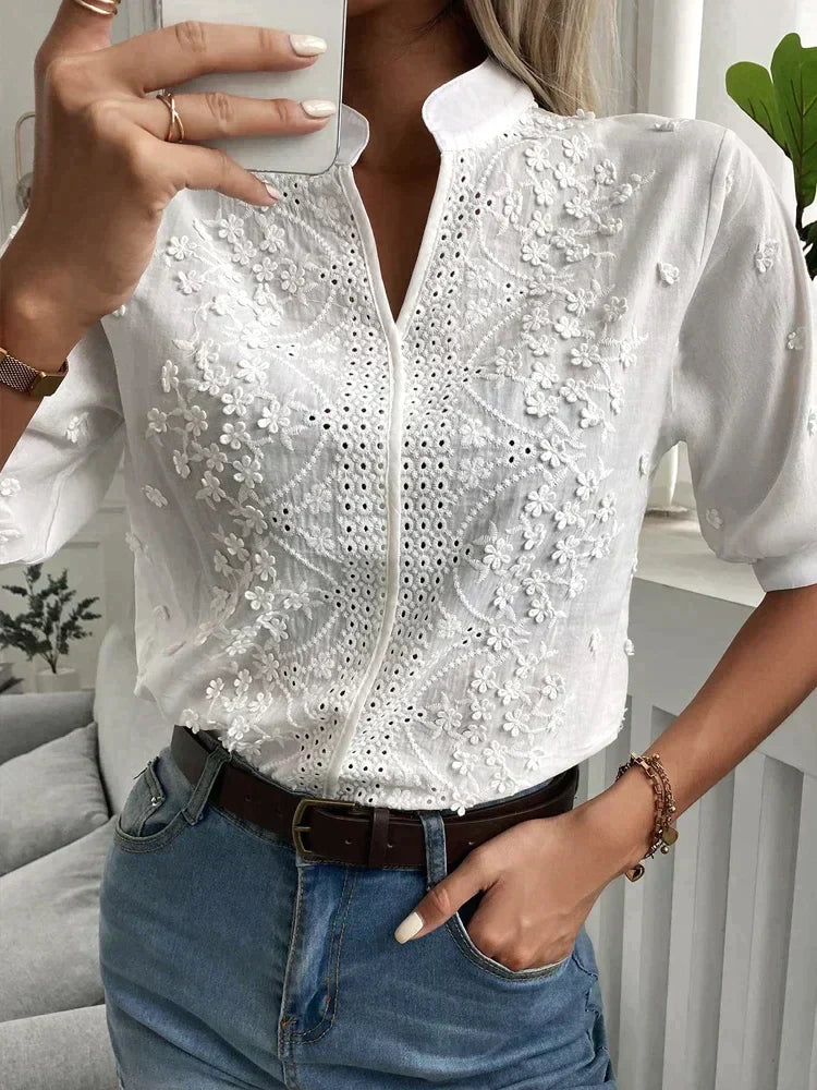 Elegante weiße Bluse mit floralem Muster für Frauen