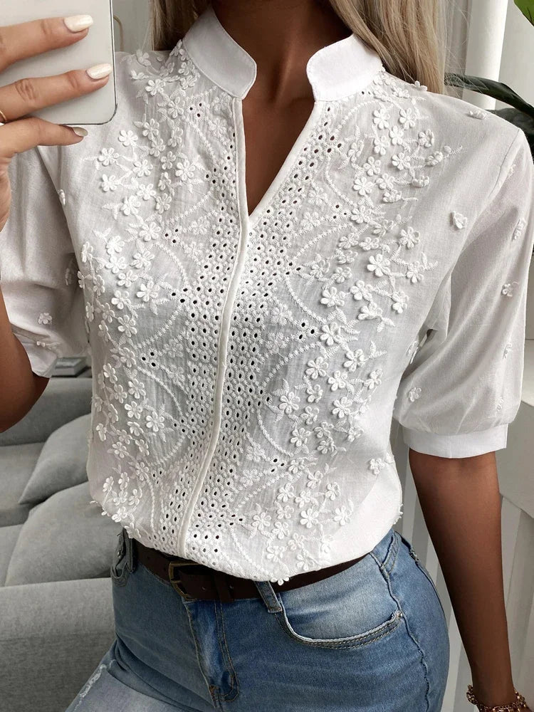 Elegante weiße Bluse mit floralem Muster für Frauen