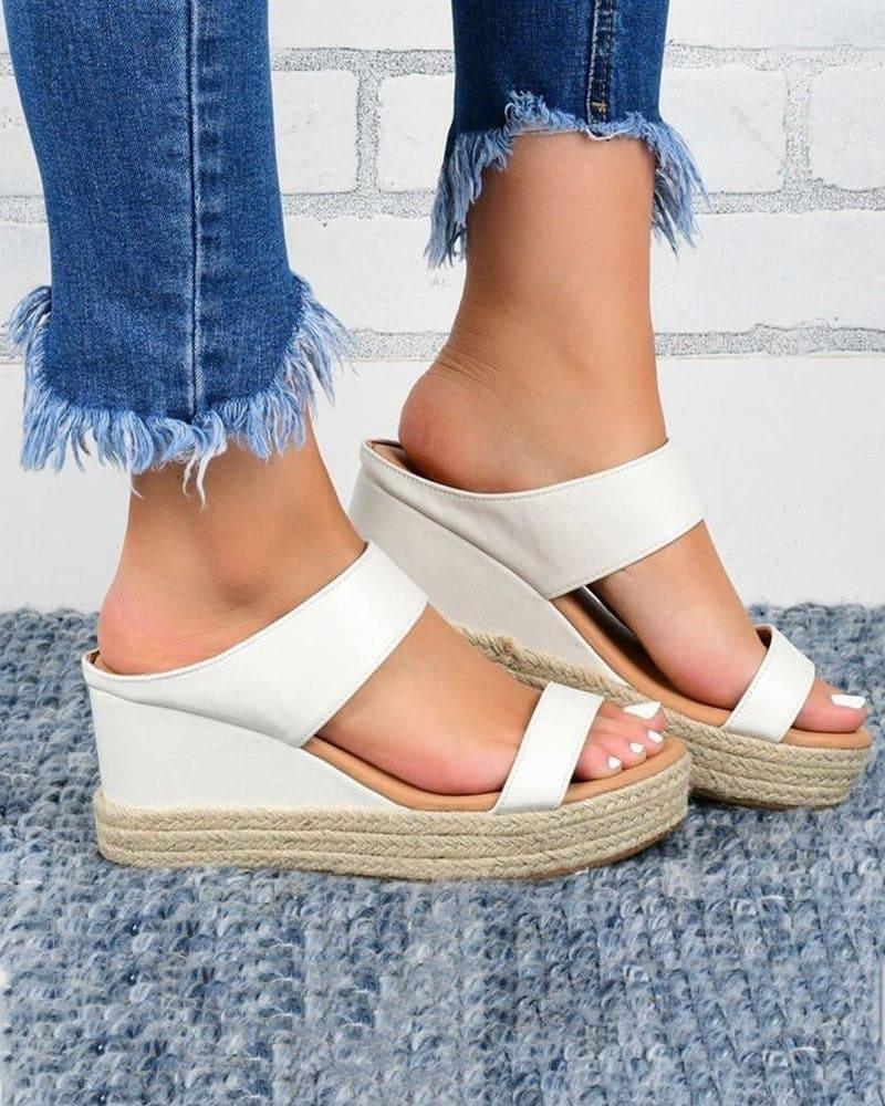 Sommerliche Keilsandalen aus Stroh für Frauen