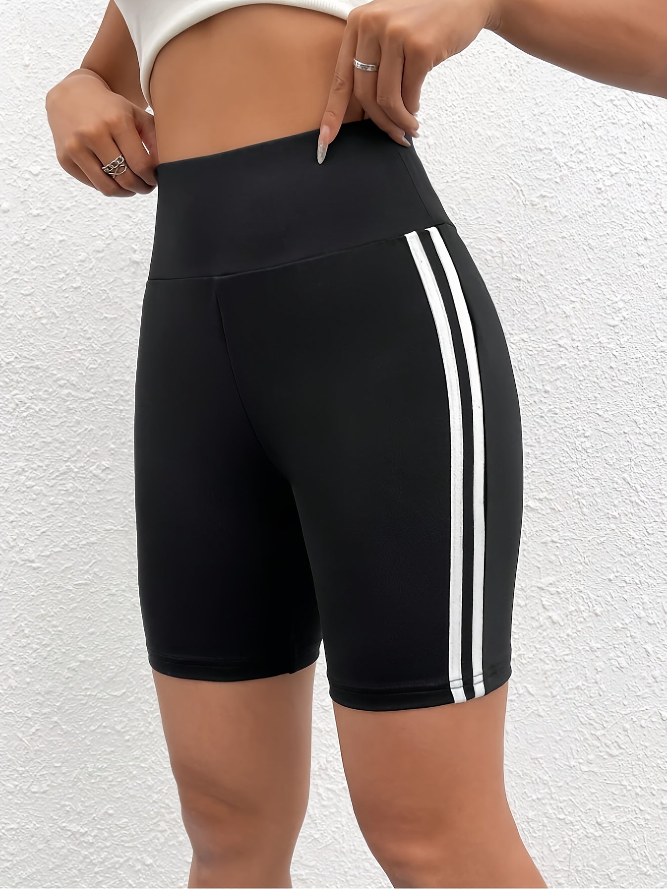 Schwarze gestreifte Yoga Shorts - Luna