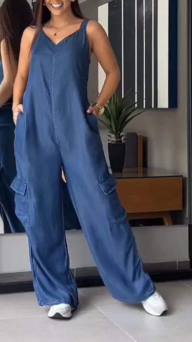 Skye - Blauer Denim Cargo Jumpsuit mit V-Ausschnitt