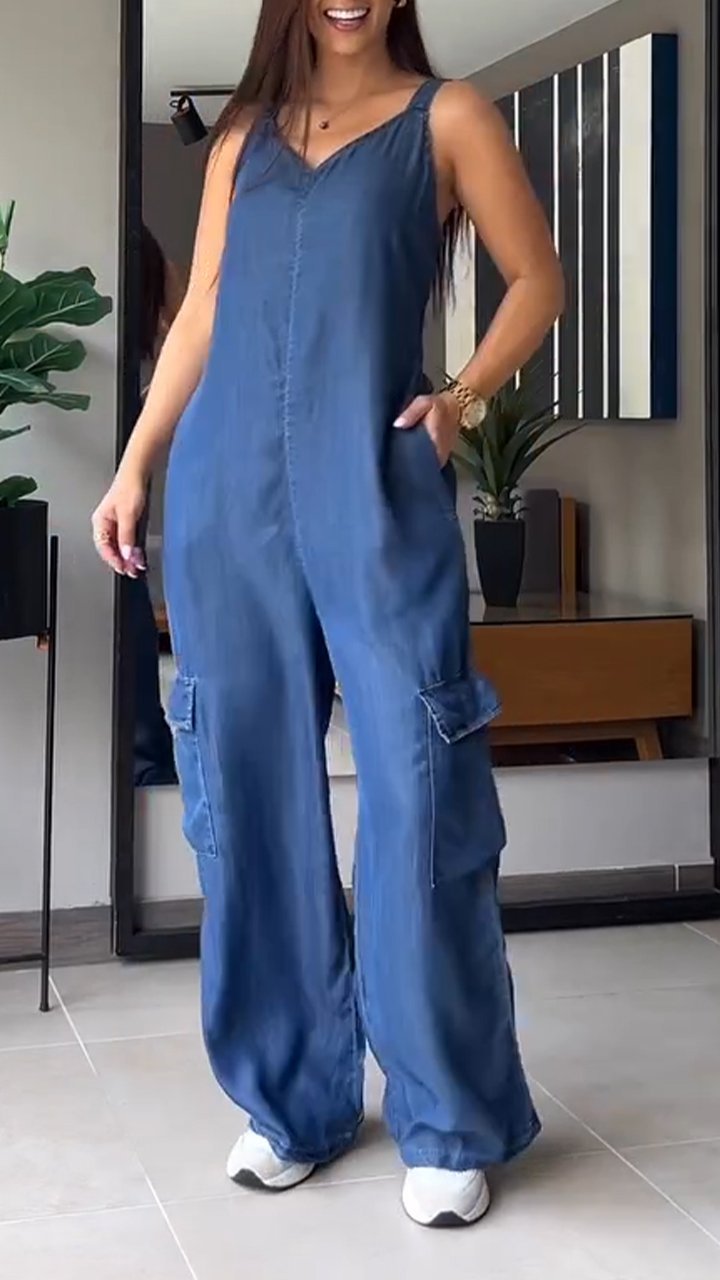 Skye - Blauer Denim Cargo Jumpsuit mit V-Ausschnitt