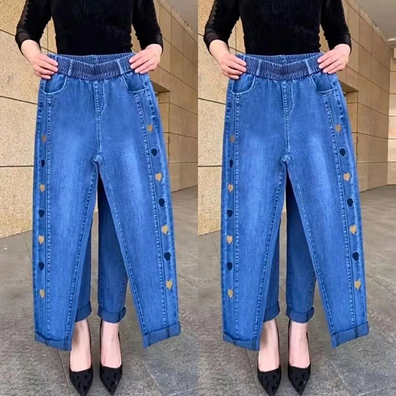 Damenjeans mit hoher Elastizität und besticktem Herz-Muster